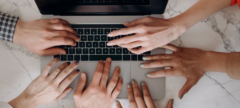 Notebooky pro moderní pracoviště podpořené kvalitními službami. Pomůžeme s výběrem. hero image