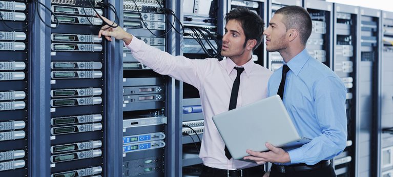 Jak bezpečně a efektivně napájet IT technologie: Představujeme řešení APC Easy Rack PDU hero image