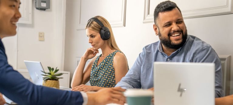 Špičkové komunikační vybavení pro týmy všech velikostí hero image