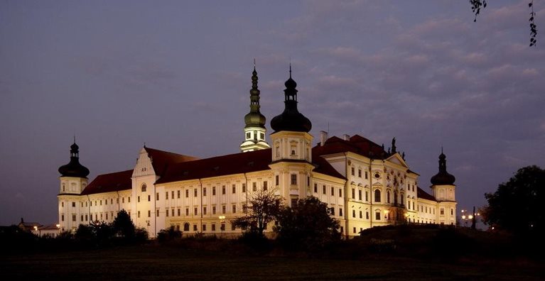 Robustní víceúrovňová ochrana uživatelů a dat Vojenské nemocnice Olomouc hero image