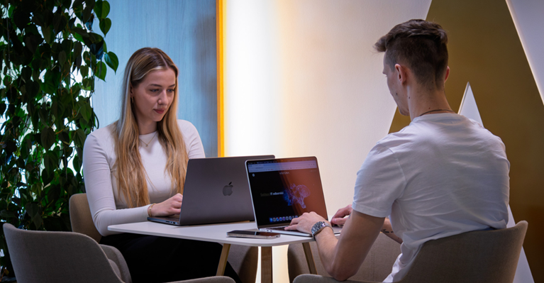 Apple Mac jako nová volba mezi firemními standardy Aricomy hero image