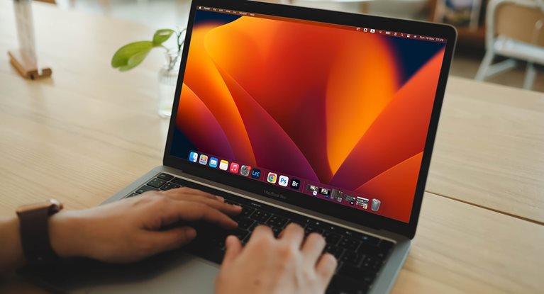 Apple Mac mezi firemními standardy s kvalitní podporou interního IT hero image